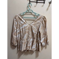 Preloved (PL) - Et Cetera Beige Peplum Blouse Top Cream/ Cream/ Abstract Pattern V Neck/