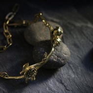 DEFY 手鐲上的骷髏頭。