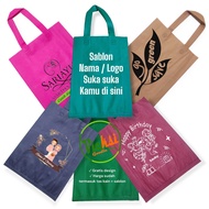 CETAK SABLON LOGO / CETAK NAMA GOODIE BAG - 1 Pack isi 50 pcs Tas Kain Spunbond Model Handle Lipat S