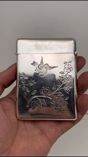 英國純銀鏨刻花鳥常規煙盒 伯明翰產 走獅純銀標 重量：70.4克 年份：1893