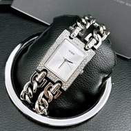 Đồng Hồ Nữ Guess JAPAN WATCH Mặt Chữ Nhật Thiết Kế Dạng Lắc Tay Xoắn Thép Không Gỉ