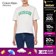 CALVIN KLEIN เสื้อยืดคอกลมแขนสั้นผู้หญิง Boxy Varsity Logo T-Shirt ทรง Boxy รุ่น 47B822G YAS - สีขาว