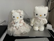 Hello Kitty 結婚婚紗公仔一對 中古 2002年Hello Kitty抱小熊婚紗公仔 非無瑕全新 狀態如圖 頭紗後面有三個洞 低於三位數免問
