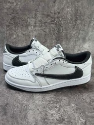 💥現貨💥 爆款熱賣Travis Scott聯名Air Jordan 1 Low白黑反向倒鉤經典休閒板鞋 | 男女同款 | 荔枝紋耐磨鞋面 | 內置氣墊緩震|