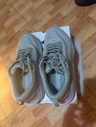 全新行山鞋（非hoka)