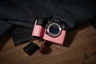 適用機型SONY a9 III/ a1 II 手掌紋皮革相機底座皮套