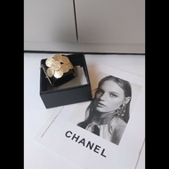 Chanel 黑色樹脂金幣寬版手環