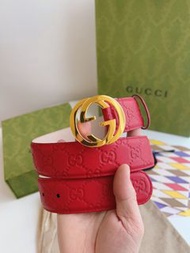 💥現貨💥顯白氣質正紅色 亮面金雙G釦滿版壓紋真皮皮帶 | Gucci Interlocking G GG Embossed Leather Belt|
