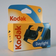 [DJS LIFESTYLE] KODAK DAYLIGHT 柯達一次性使用 35mm 135 彩色負片即棄菲林相機 (39 張底片) 尺寸細小方便外出攜帶。它沒有內置閃光燈，適合在晴天戶外使用。如果