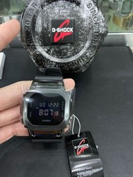 CASIO卡西歐G-SHOCK (全黑金屬質感不鏽鋼)搭配樹脂錶帶 經典的方型 GM-5600B-1