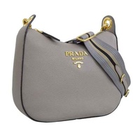 Prada Vitello Phoenix 皮革織帶條紋肩帶斜背包 1BC180 灰色- # ARGILLA