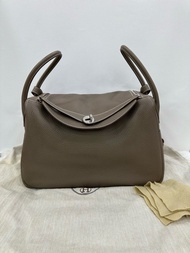 👜 Hermes Lindy 34 Etoupe PHW Stamp Square R 愛馬仕 大象灰銀扣lindy34 框R刻 原始好成色
