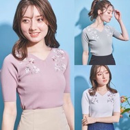 💙日牌（粉/灰綠/白）預購 noela 貴牌 精緻刺繡肩花 針織上衣