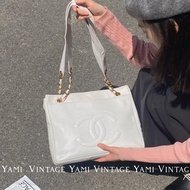 Chanel • 經典金球荔枝牛皮奶粉包 白色