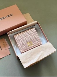 MIUMIU  Matelasse 金屬字母logo 按扣開合 納帕錢包 細號 女款 淺粉色