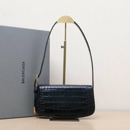 BALENCIAGA Ghost腋下包鱷魚壓紋黑色牛皮金扣肩背包