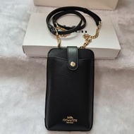 Coach手機斜背包，純黑色荔枝紋皮革
