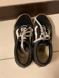 vans經典黑色板鞋24.5   500$（紙箱出貨）