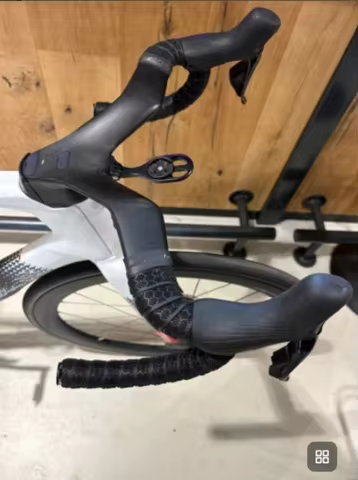 Aerodynamics road bike carbon frame all internal wiring for electronic groupset Gull-wing handlebar 