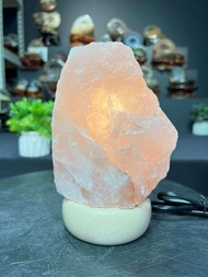 NATURAL ROSE QUARTZ STONE TABLE LAMP🔮天然原石粉晶灯 + 厚陶瓷底座 粉晶灯代表纯洁的爱情、适合摆放在睡房增进夫妻之间的感情 摆放在店面助人缘客缘  粉晶高: 14