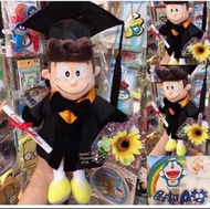 原裝有牌日本多啦A夢 大雄 胖虎 靜香 小夫 畢業公仔 (此款可加袍和不加袍)