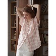 เสื้อเชิ้ตคอวีแขนสั้นผ้าลินินสีลายทาง ทรงหลวม แขนกระดิ่ง คอลเลกชั่นฤดูใบไม้ผลิ 2025 แบรนด์ Nice Peop