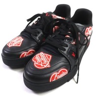 LOUIS VUITTONNIGO LV Trainer 系列真皮運動鞋，配有橡膠吊飾，RED6，黑色和紅色，義大利製造，狀況極佳。