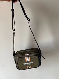 Burberry 新款男女通用相機包，size23X16