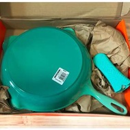 Le Creuset Cool Mint (CM) 30cm skillet + silicon pot sleeve