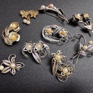 [2AKO_01] Flower brooch with 2 Japanese Akoya pearls - classic, elegant style