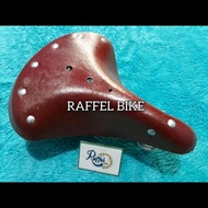 Brown ontel Saddle. Brown Saddle. Saddle spring