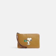 K58 Coach X Peanuts Corner Zip Wristlet With Snoopy Present Motif *sf or pick up over 100&amp;