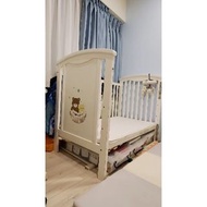 東京西川 GMP 熊睡 白色可調升降嬰兒床，可併成人床，含成長床側板+滾輪。僅限面交