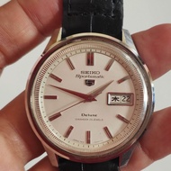 นาฬิกาญี่ปุ่นมือสอง Vintage Seiko Sportmatic Deluxe 25 Jewels ปี 1966 ระบบ Automatic เข็มดาบ สภาพสวยมาก พร้อมสายใหม่ หนังจระเข้แท้ วันเป็นภาษาญี่ปุ่น ฝาหลังแมวน้ำ มีจางตามกาลเวลา เดินดี เรือนนี้ขึ้นข้อหล่อมาก