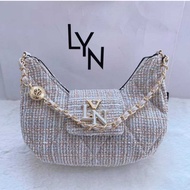 ใหม่  กระเป๋าคล้องไหล่ LYN งานสายโซ่สลับหนังทรงพอช งานหนังเเละผ้าทวิต 2025 มี 5 สี ขนาด 9  นิ้ว 23 x