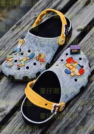 💥現貨💥 【全新速發】Crocs卡駱馳辛普森一家聯名洞洞鞋，超可愛卡通圖案，鞋面有辛普森家族角色＋電視機＋黃色鞋頭，細節超豐富！EVA材質，輕身防滑，夏天著超舒服～