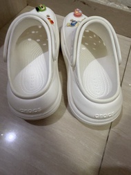白色厚底 Crocs 洞洞鞋
