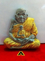 大名鼎鼎神通高僧阿赞通（Wat Pàko Suwannaram)督造大模经粉土料金袈裟圣僧龙普托法相佛牌（此种大摸造型老佛牌市场上比较少见,可放在神佛枱供奉）Collectible Item- Very Rare and Special BE2506 Phim Yai(Big Mold Master Legend Lp Thuad amulet ,Archan Thong