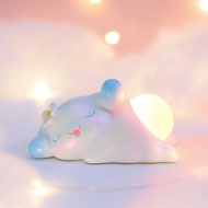 Kuromi My Melody Cinnamoroll ตุ๊กตาการ์ตูนเครื่องประดับโต๊ะอนิเมะ Sanrioed หัวใจสาวน่ารักบรรเทาความเครียดไฟกลางคืนของขวัญ