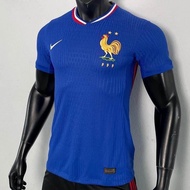 เสื้อทีมชาติ ฝรั่งเศส ยูโร 2024 PLAYER  รายละเอียด ทรงเข้ารูป เนื้อผ้ามีลวดลายและมีเทคโนโลยีในการระบายเหงื่อ