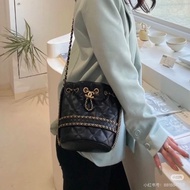 Chanel 黑金 限量 抽繩 水桶包菠蘿金幣滾邊鏈條16.5*19*11.5cm 99新配件塵袋 購證 保卡