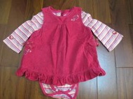 mango小舖-OSHKOSH  麗嬰房 二手桃紅色喇叭長袖條紋包屁衣+絨布背心裙洋裝 12個月