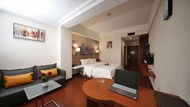 Yilong Ruiyun Hotel (Shenzhen International Convention and Exhibition Center Tangwei Subway Station)