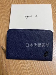 全新 agnes b 深藍色 藍色 拉鍊款 拉鏈 牛皮 零錢包 零錢袋 鑰匙包 信用卡夾 保證真品 正品 男用 防刮材質  尺寸:  11*8厚度2公分 有三個隔層、一個扣環 千鈔對折可以放入，也可放信用卡跟名片  日本限定款 不想帶皮夾出門的好選擇 （另有黑色，也有同款的拉鏈長夾、短夾）  附 品牌卡  原廠盒、包裝禮袋、提袋  保證真品、購於專櫃