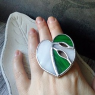 彩色玻璃龜背竹白胸針。龜背竹植物葉子胸針。玻璃飾品