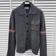 U.S.A นำเข้า Thom Browne TB เสื้อสเวตเตอร์ถักแบบอังกฤษปกเสื้อสเวตเตอร์แฟชั่นหญิงกระเป๋าแจ็คเก็ตกระดุ