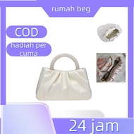 Perempuan Beg Awan Lipat Beg Awan