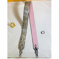‼️全台最甜 ✨近新閒置 LV 路易威登 Louis Vuitton 喜馬拉雅蛇皮 粉色雙面用寬背帶/肩帶