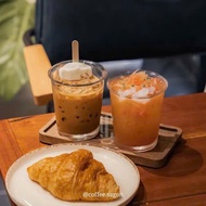 Smooth glass cup with flared mouth, heat-resistant glass cup used to make matcha latte to drink tea,