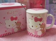 正版﹝Sanrio﹞授權※Hello Kitty凱蒂貓※粉紅色【Kitty抱小熊圖案-附杯蓋+金屬湯匙】三件式陶瓷馬克杯